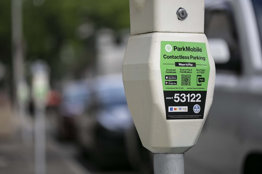 Image of ParkMobile Sticker on Meter in Downtown Jacksonville